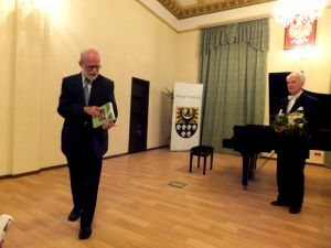 Wojciech Kowalski wręczył wykonawcom koncertu rocznik „Brzask" w imieniu Towarzystwa Miłośników Ziemi Trzebnickiej. Fot. Zenobia Kulik.